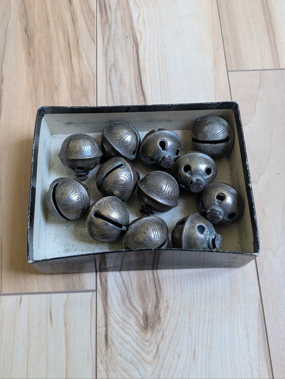 Lot of 12 Antique Size 3 Cast Brass Petal Sleigh Bells Matching Patina #3
